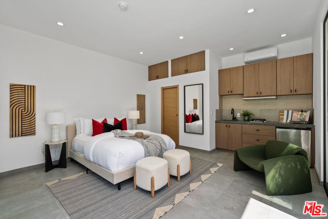 714 N La Jolla Ave