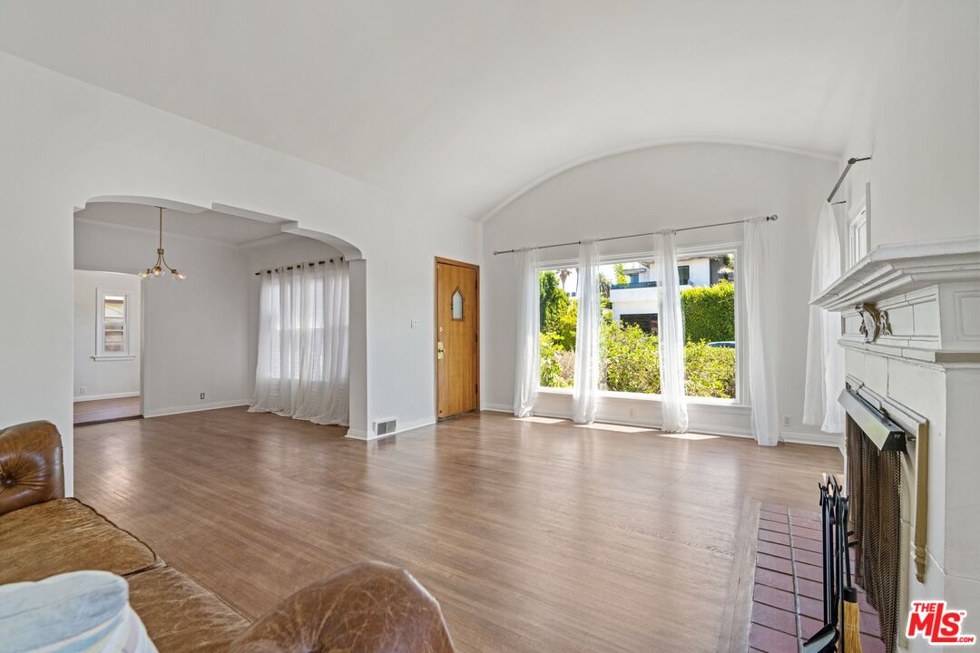 337 N La Jolla Ave