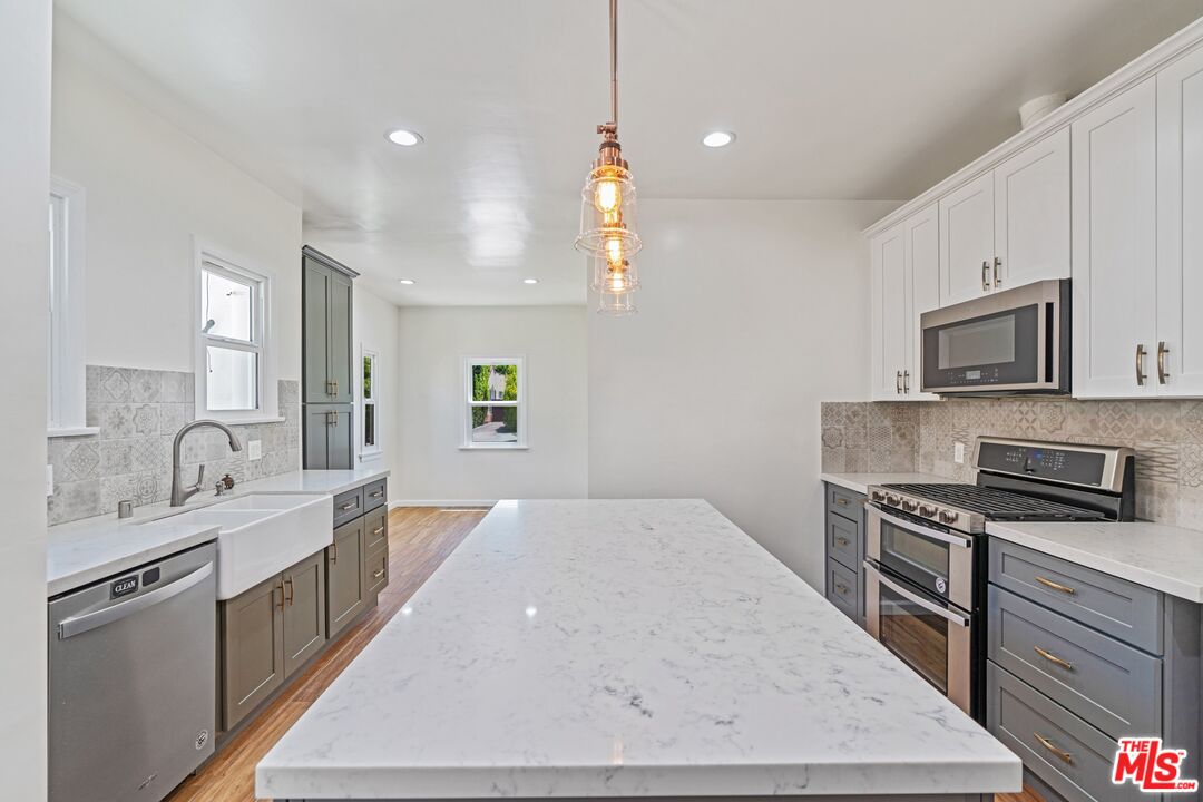 337 N La Jolla Ave
