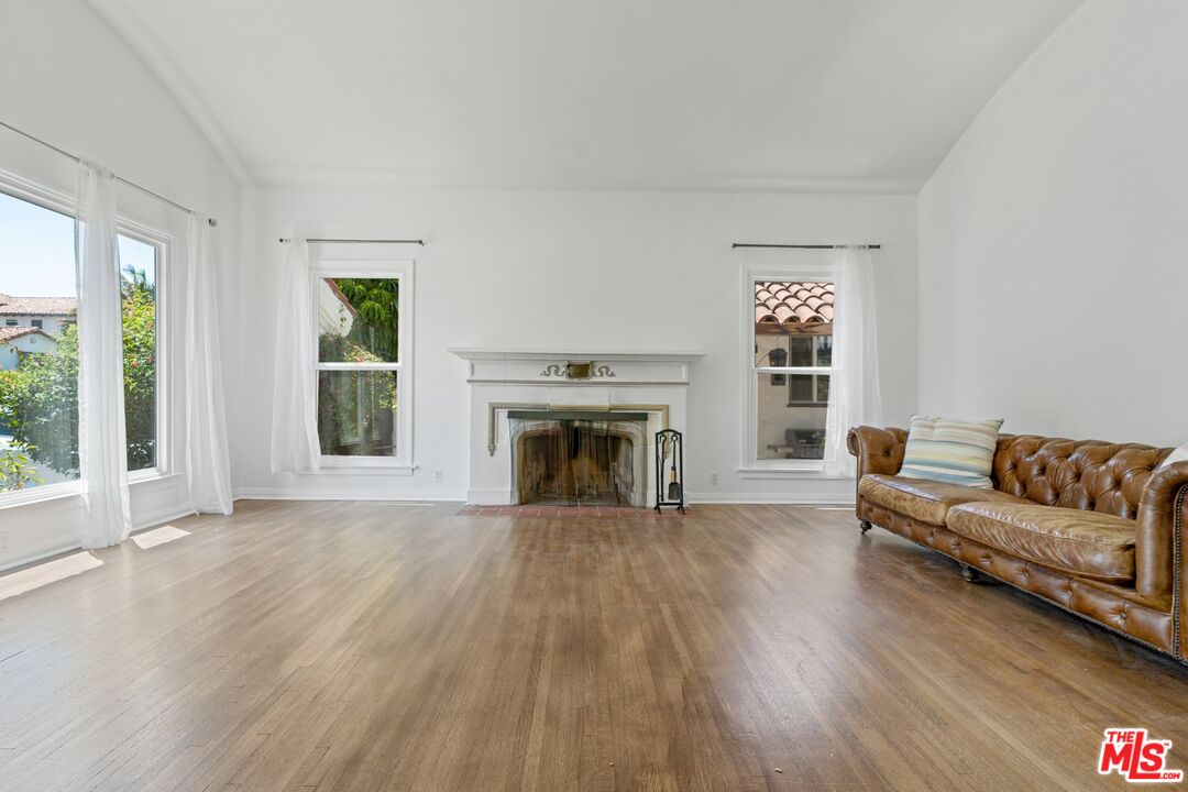 337 N La Jolla Ave
