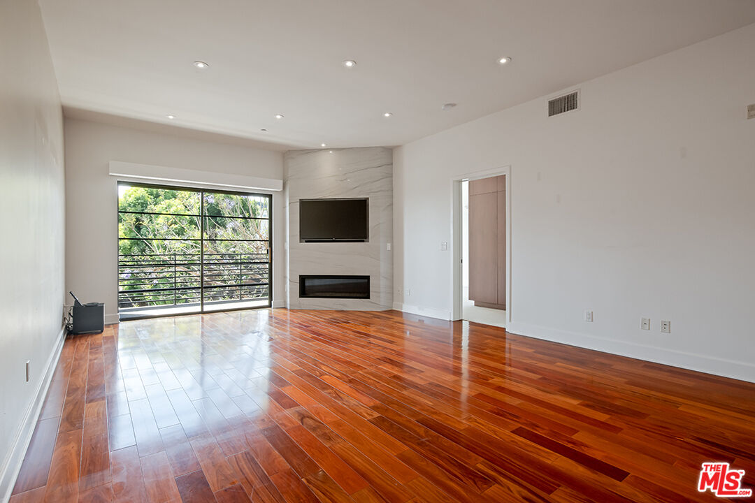 8788 Shoreham Dr Unit: 30