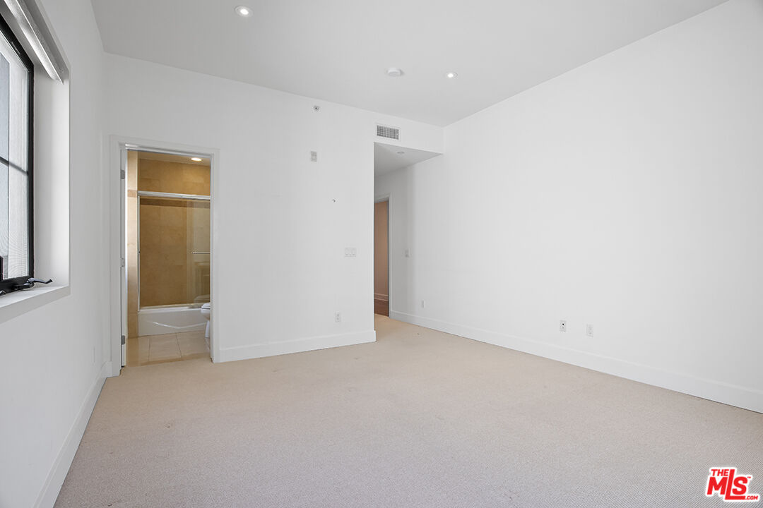 8788 Shoreham Dr Unit: 30