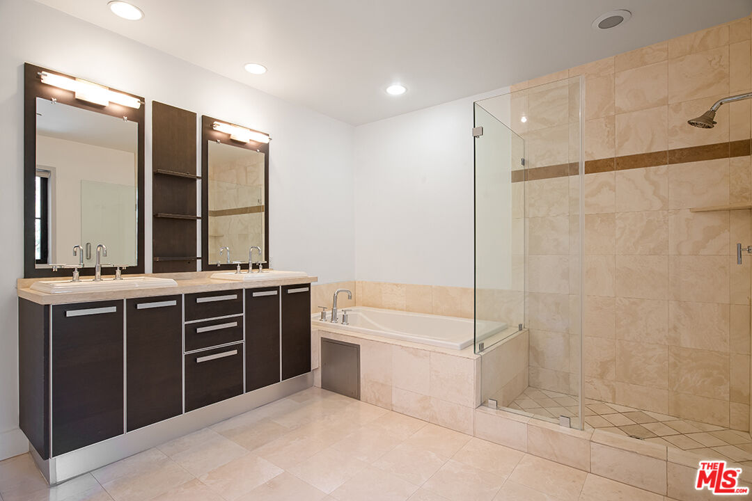 8788 Shoreham Dr Unit: 30