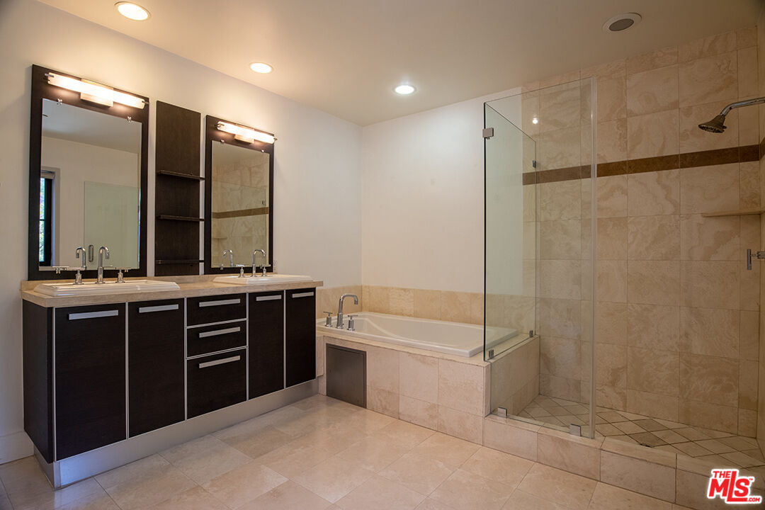 8788 Shoreham Dr Unit: 30