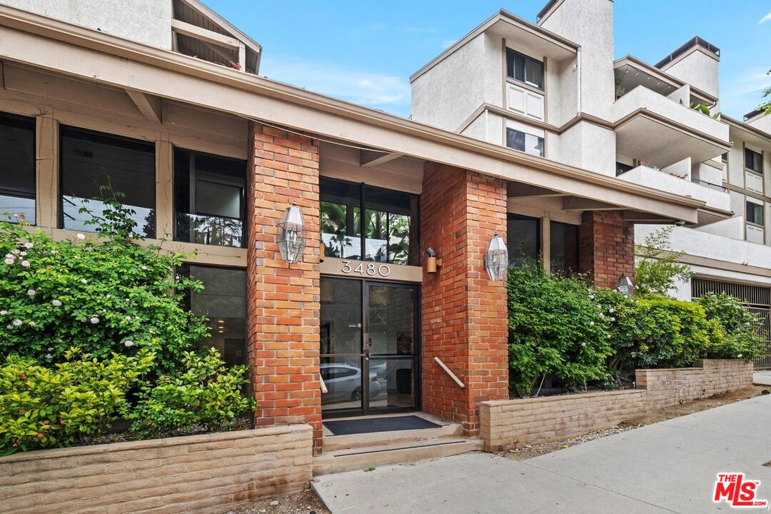 3480 Barham Blvd Unit: 105