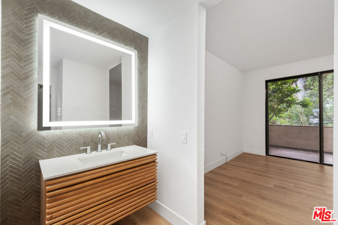 3480 Barham Blvd Unit: 105