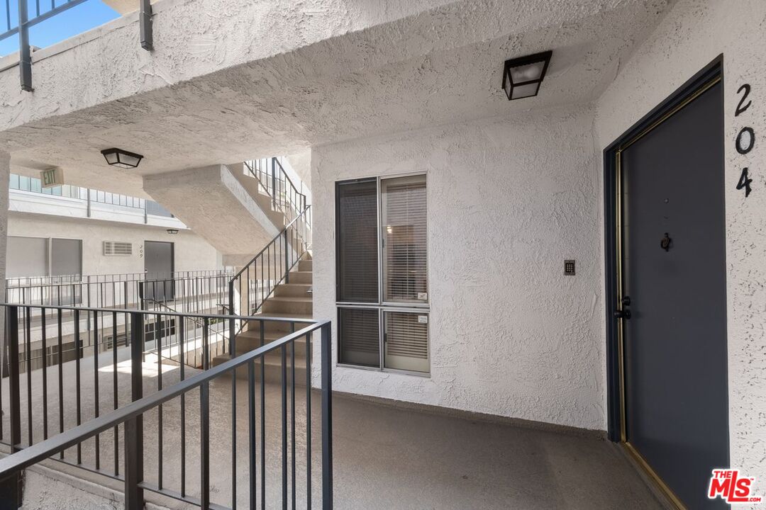 837 N West Knoll Dr Unit: 204