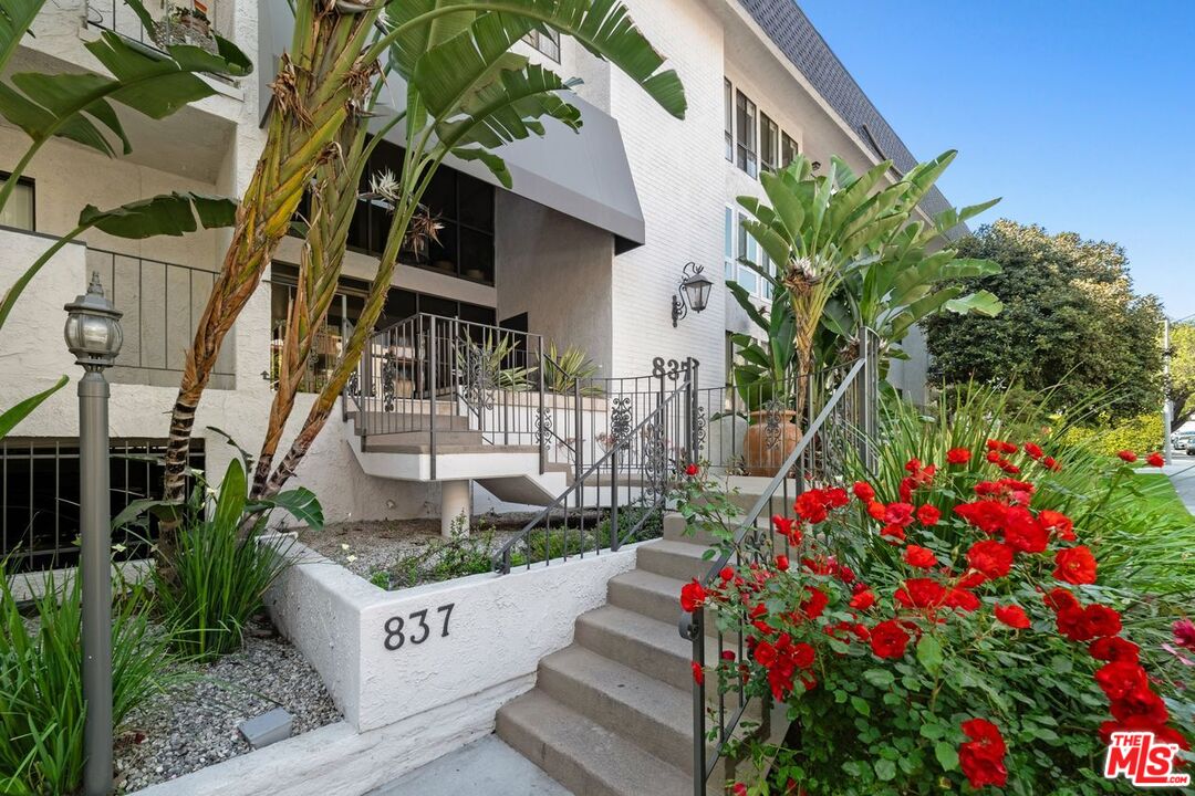 837 N West Knoll Dr Unit: 204