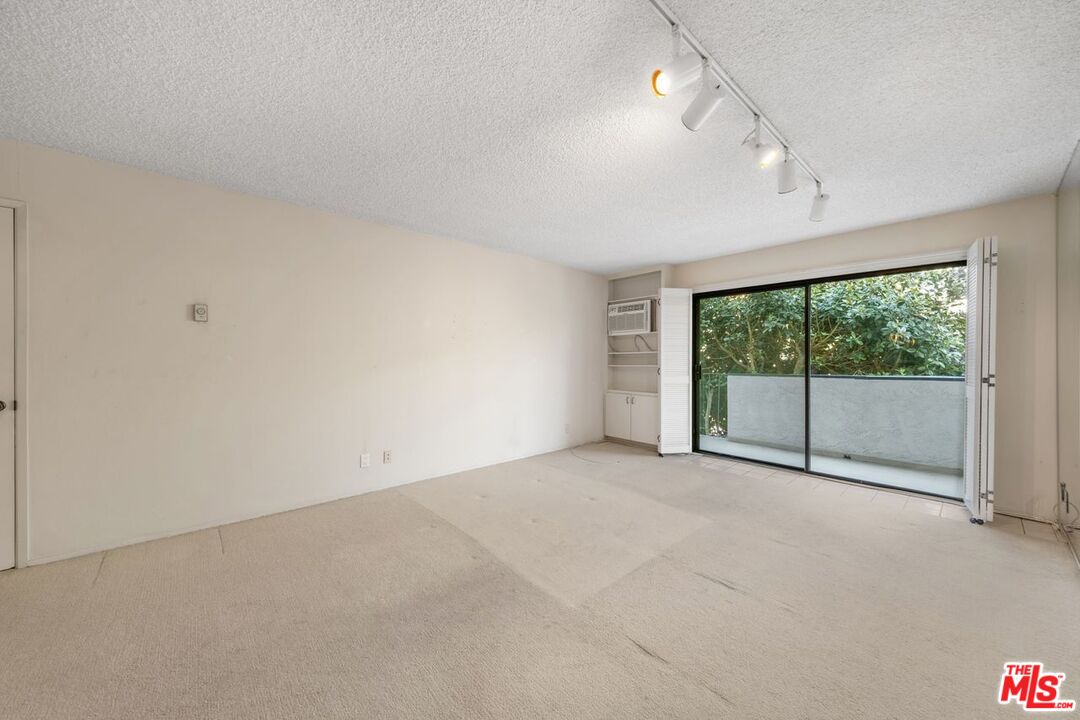 837 N West Knoll Dr Unit: 204