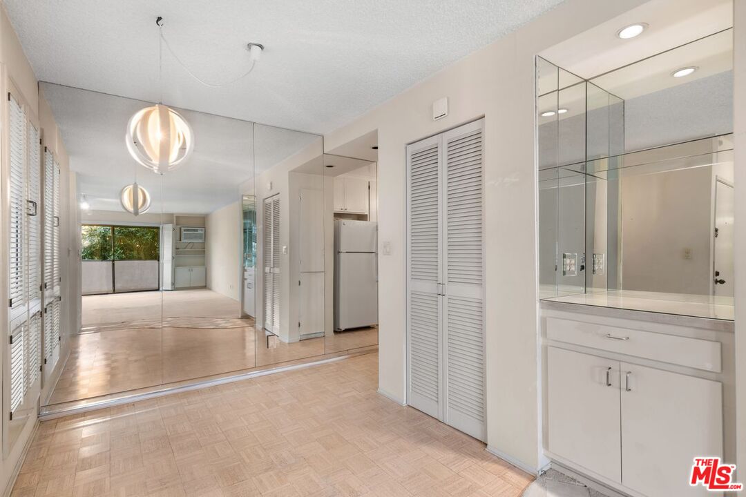 837 N West Knoll Dr Unit: 204