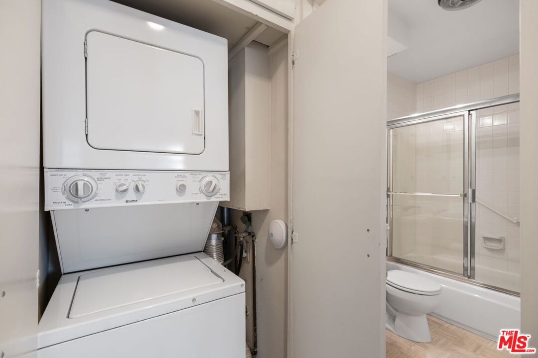 837 N West Knoll Dr Unit: 204