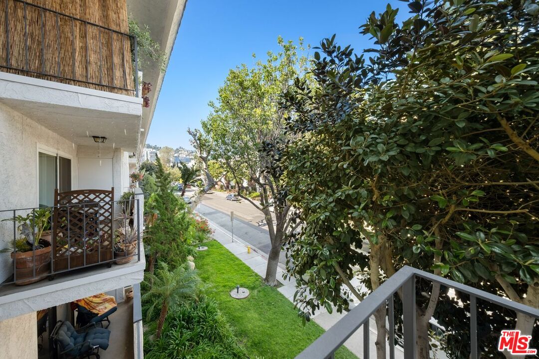 837 N West Knoll Dr Unit: 204