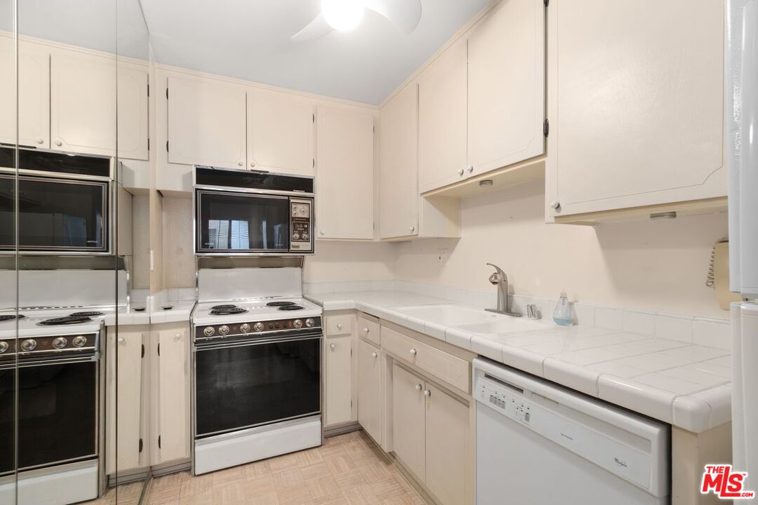 837 N West Knoll Dr Unit: 204