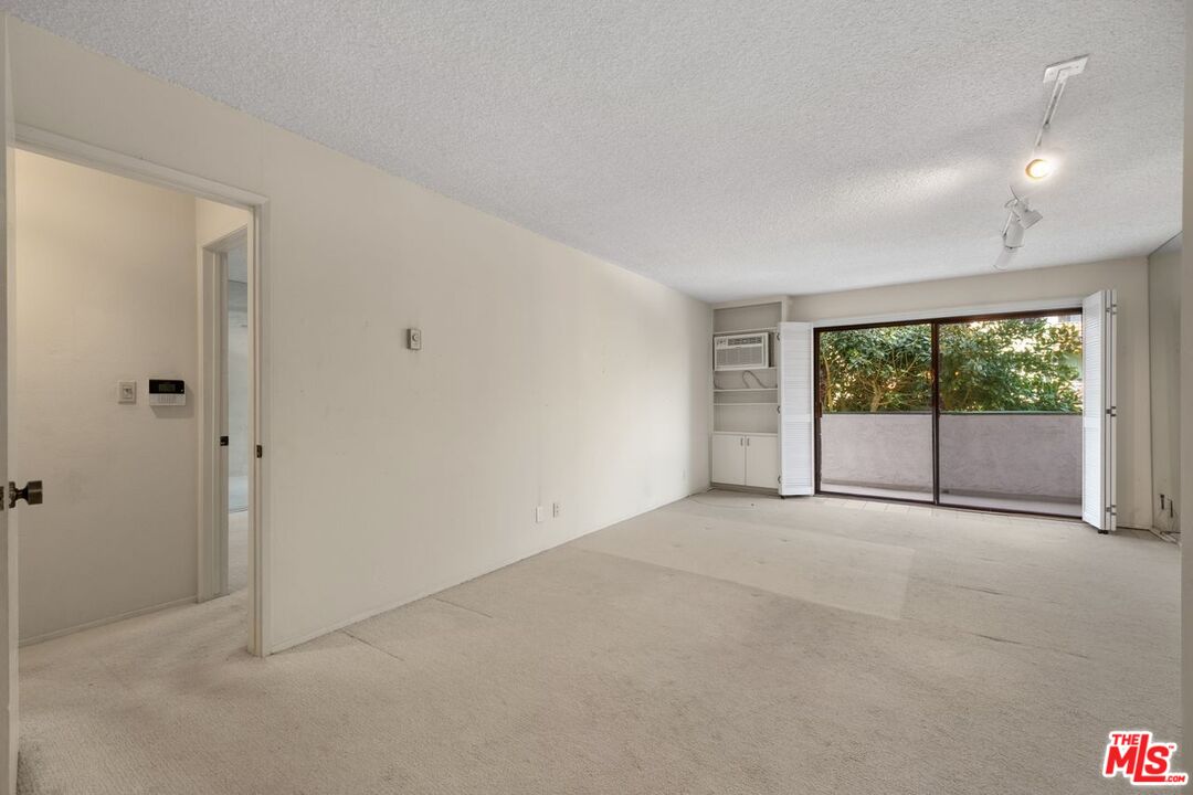 837 N West Knoll Dr Unit: 204