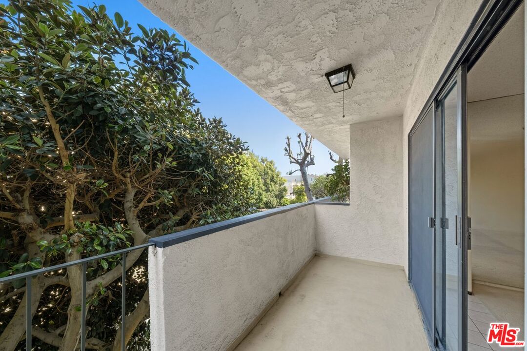 837 N West Knoll Dr Unit: 204