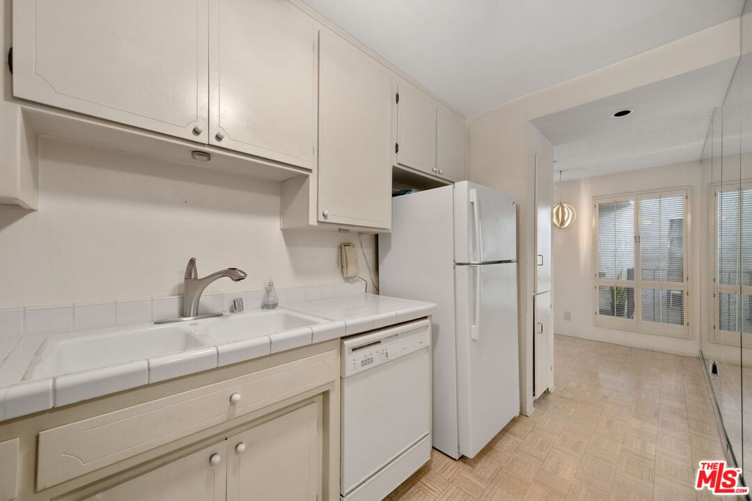 837 N West Knoll Dr Unit: 204