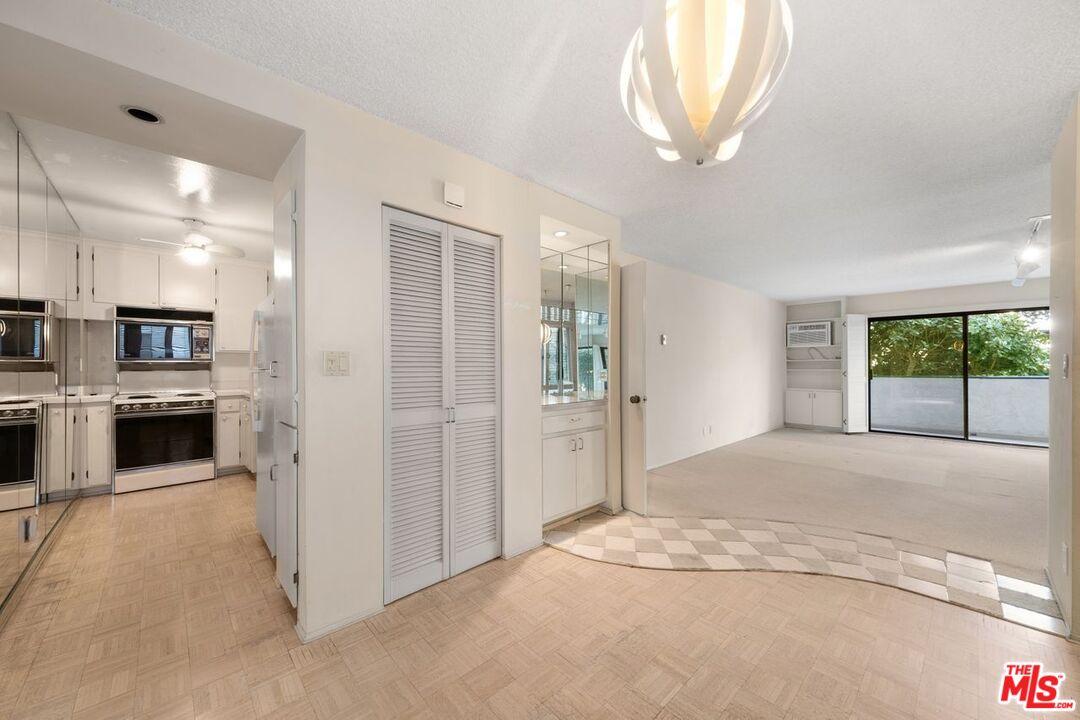 837 N West Knoll Dr Unit: 204