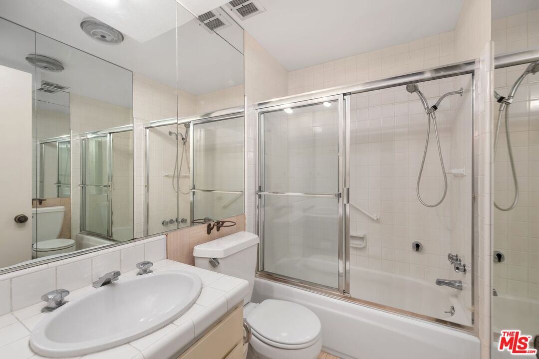 837 N West Knoll Dr Unit: 204