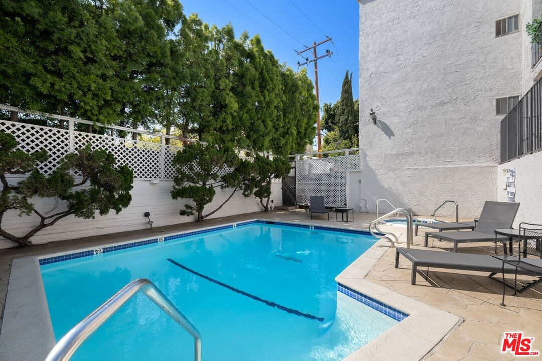837 N West Knoll Dr Unit: 204