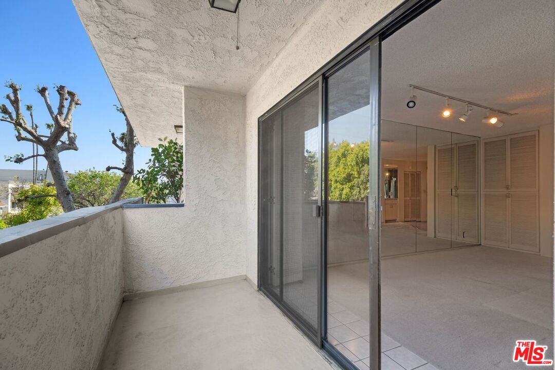 837 N West Knoll Dr Unit: 204