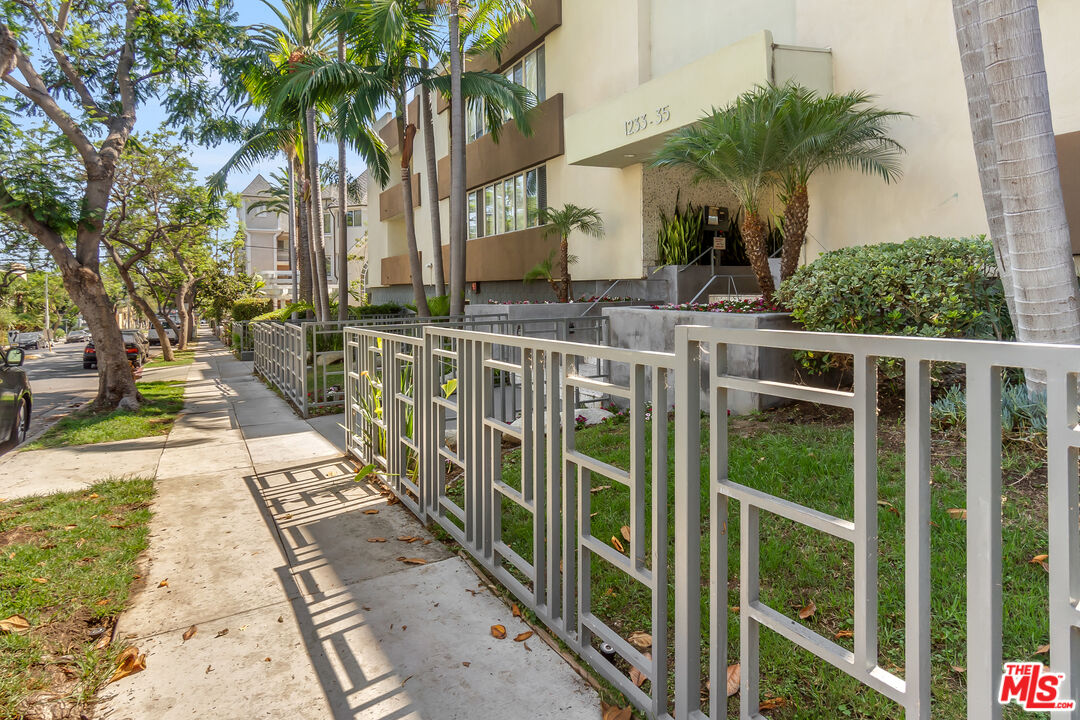 1233 N Laurel Ave Unit: 114