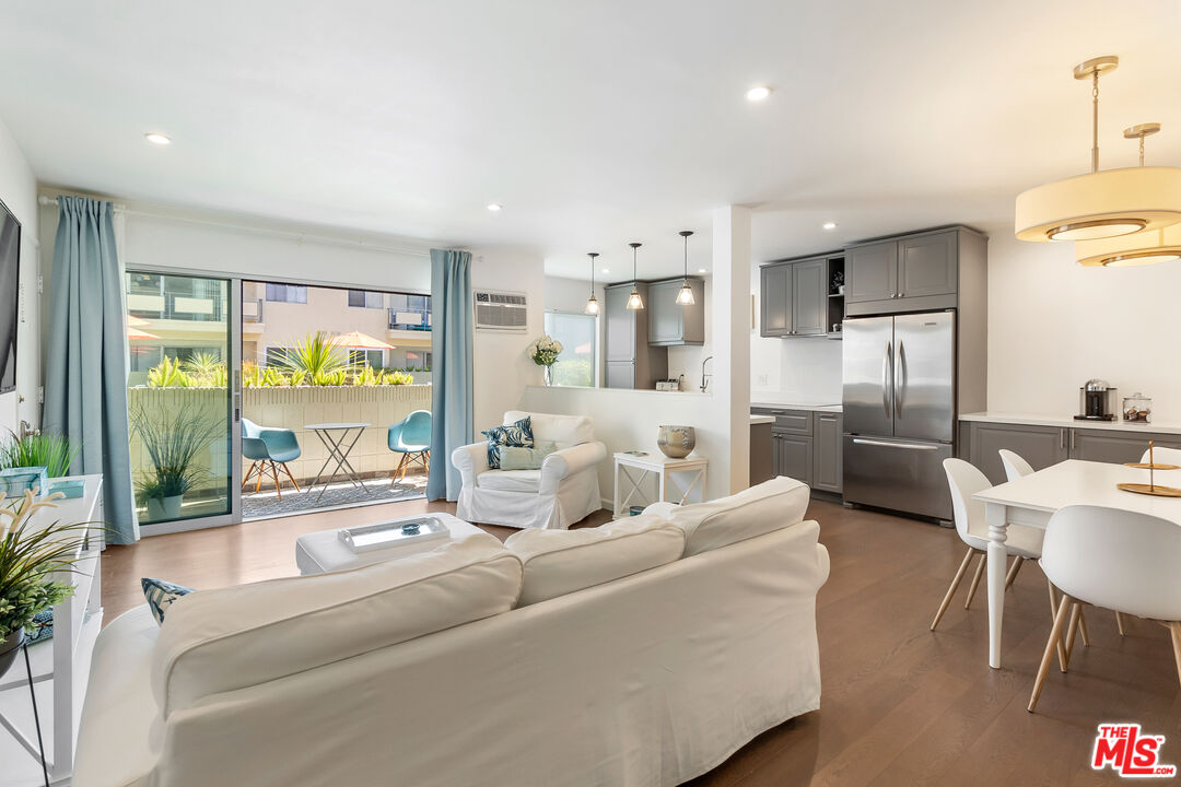 1233 N Laurel Ave Unit: 114