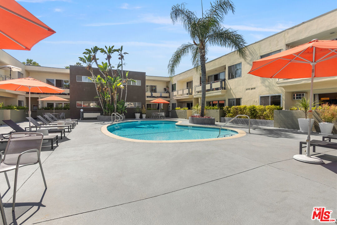 1233 N Laurel Ave Unit: 114