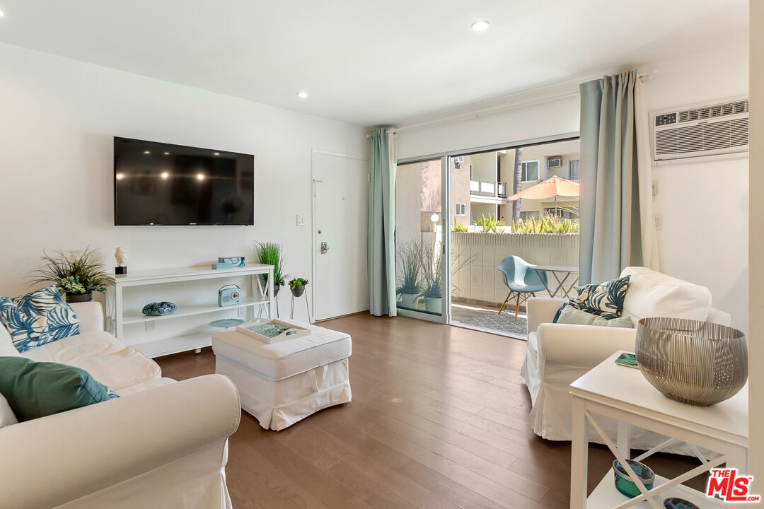 1233 N Laurel Ave Unit: 114