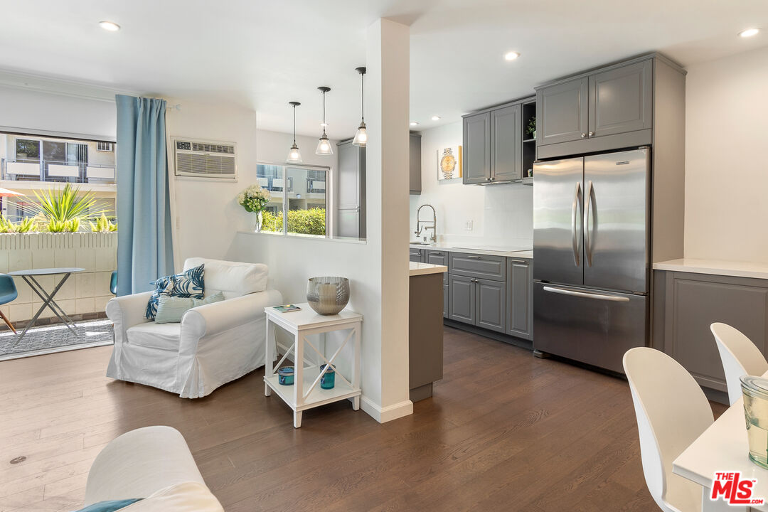 1233 N Laurel Ave Unit: 114
