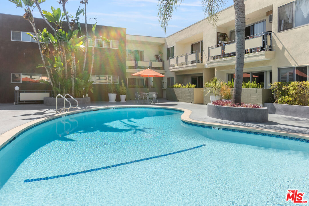 1233 N Laurel Ave Unit: 114