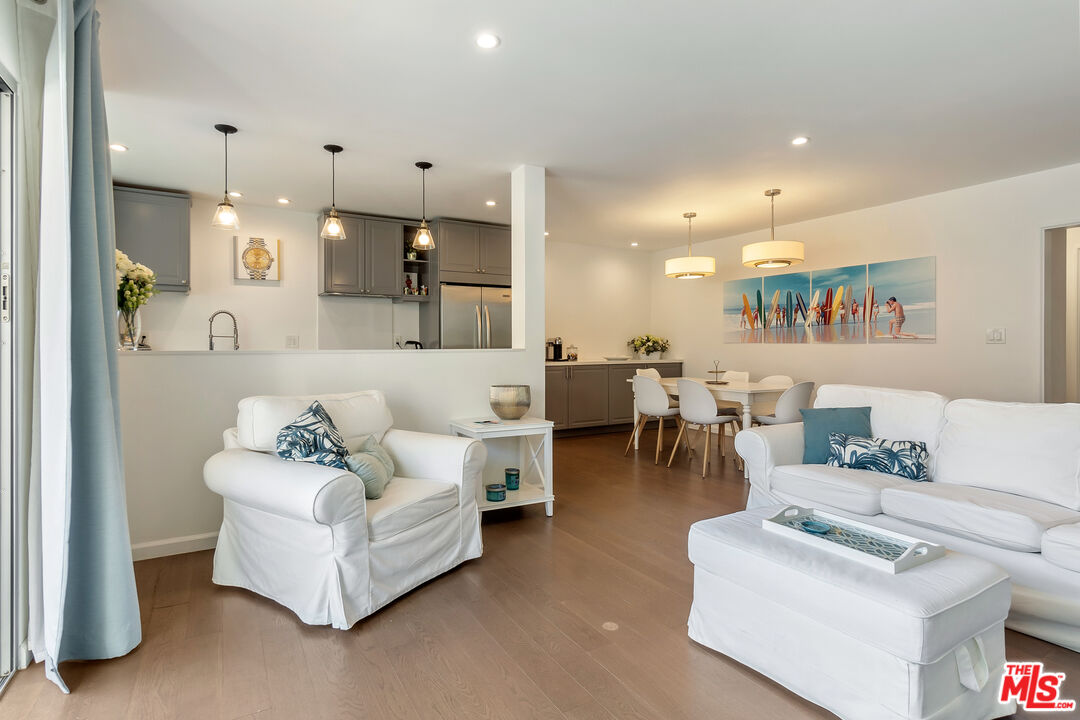 1233 N Laurel Ave Unit: 114