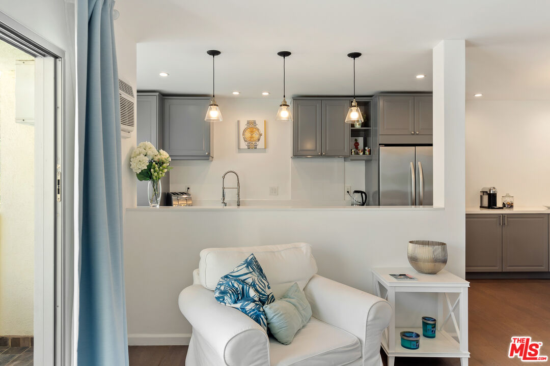 1233 N Laurel Ave Unit: 114
