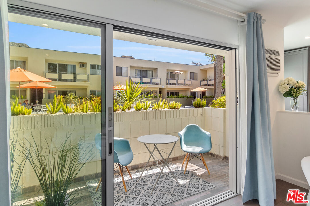 1233 N Laurel Ave Unit: 114