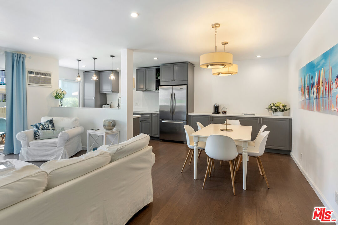 1233 N Laurel Ave Unit: 114