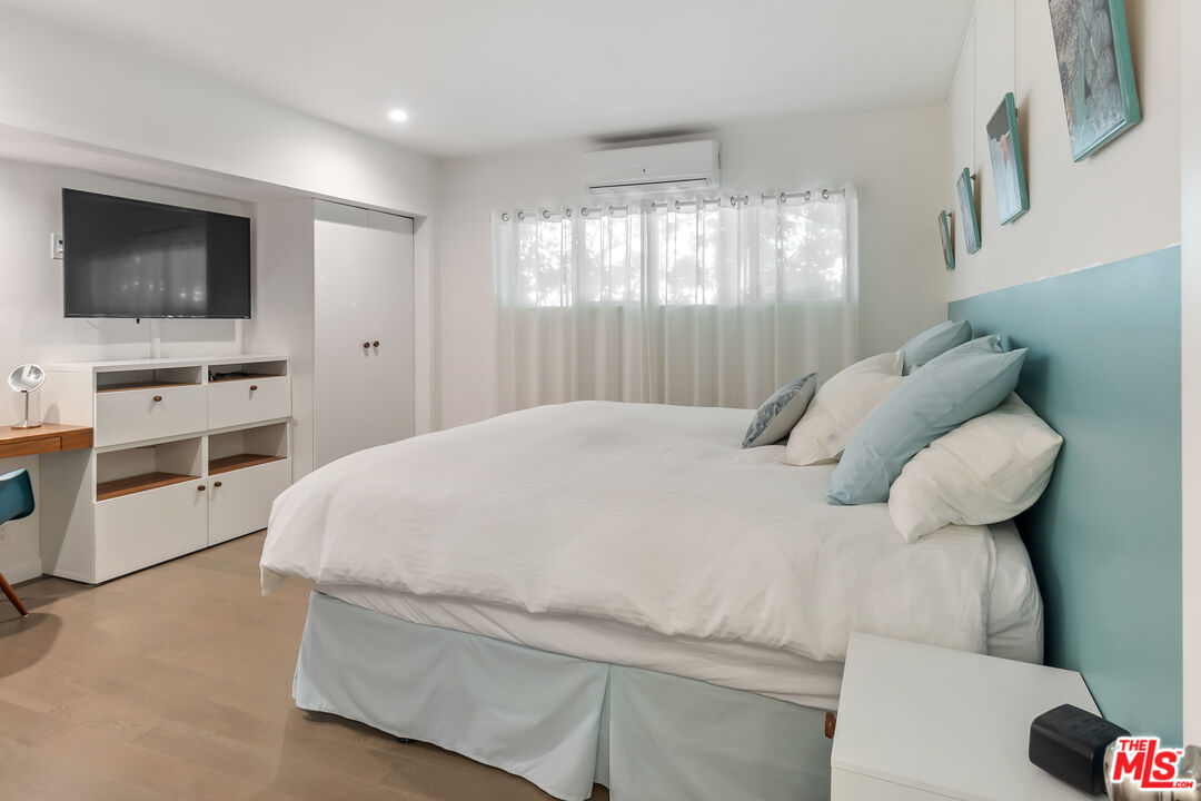 1233 N Laurel Ave Unit: 114