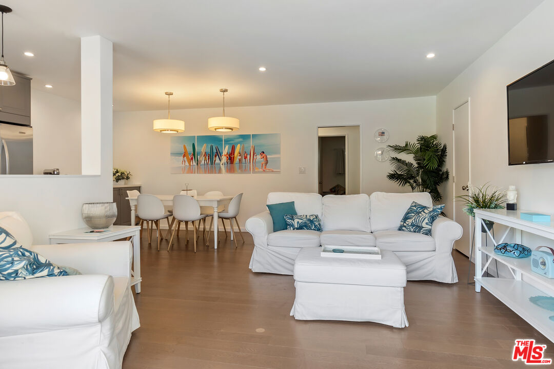 1233 N Laurel Ave Unit: 114