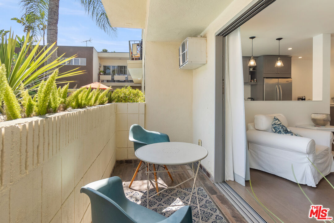 1233 N Laurel Ave Unit: 114