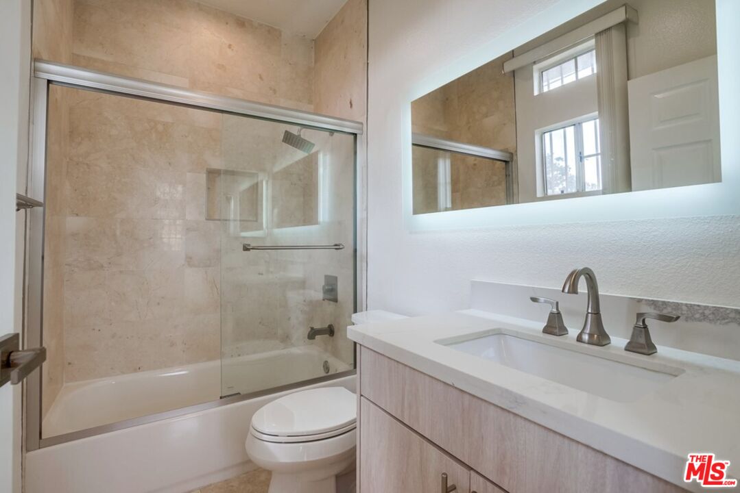 1034 S Shenandoah St Unit: 1