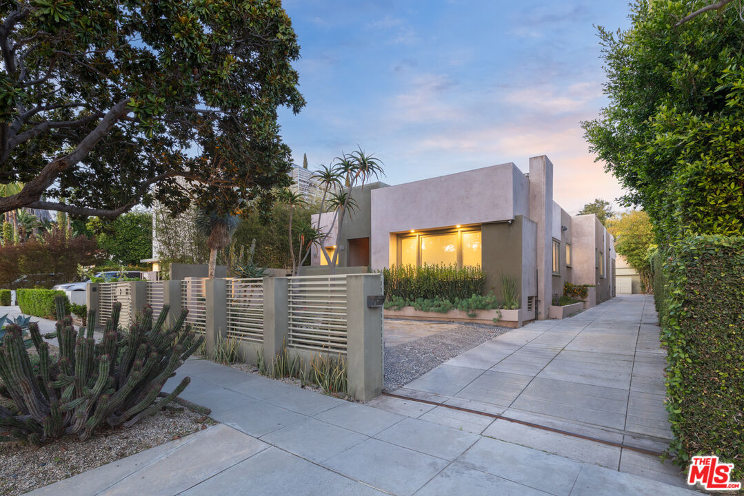 816 N La Jolla Ave