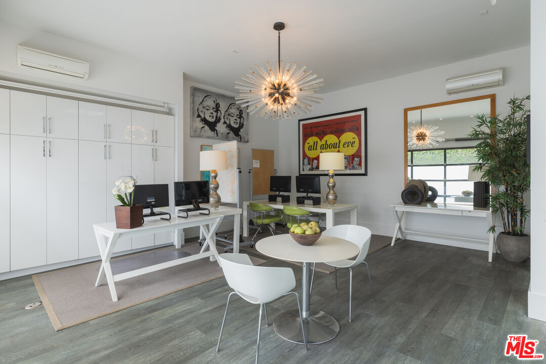 816 N La Jolla Ave