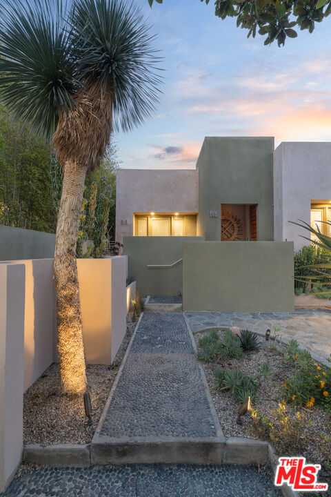 816 N La Jolla Ave