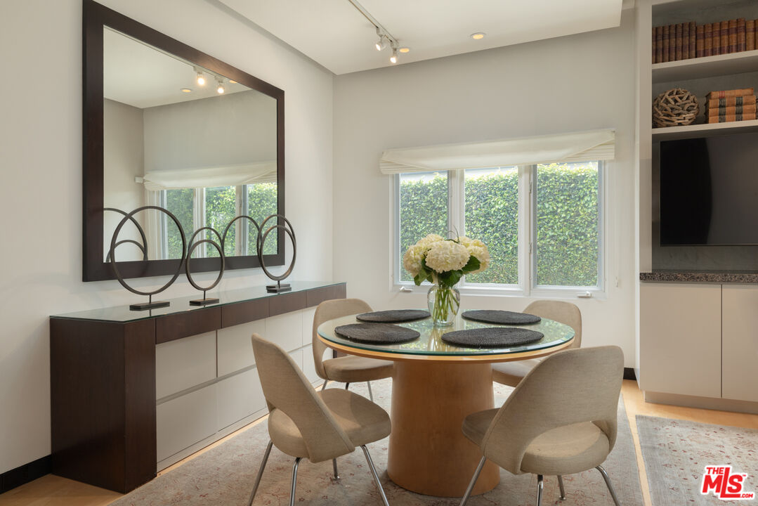 816 N La Jolla Ave