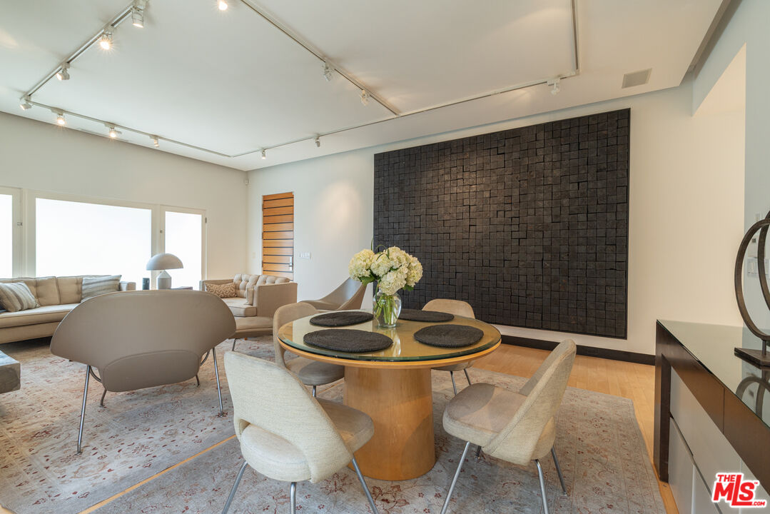 816 N La Jolla Ave