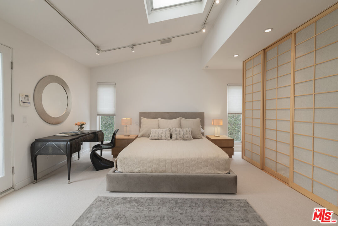 816 N La Jolla Ave