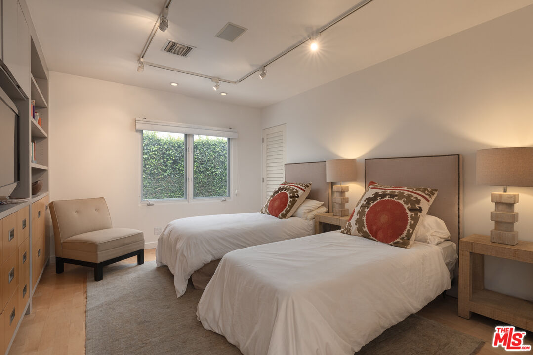 816 N La Jolla Ave