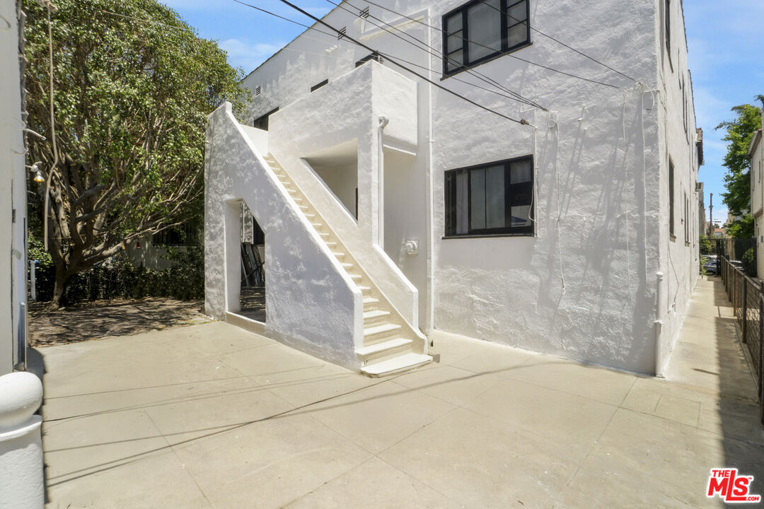 351 N Orange Grove Ave