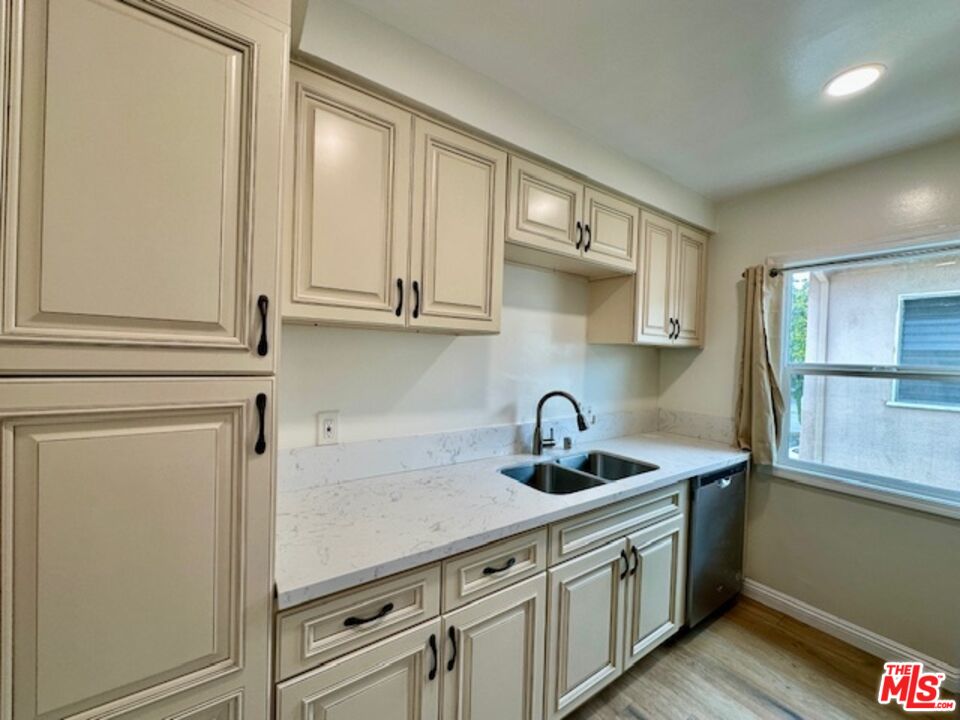 1114 S Sherbourne Dr Unit: 4