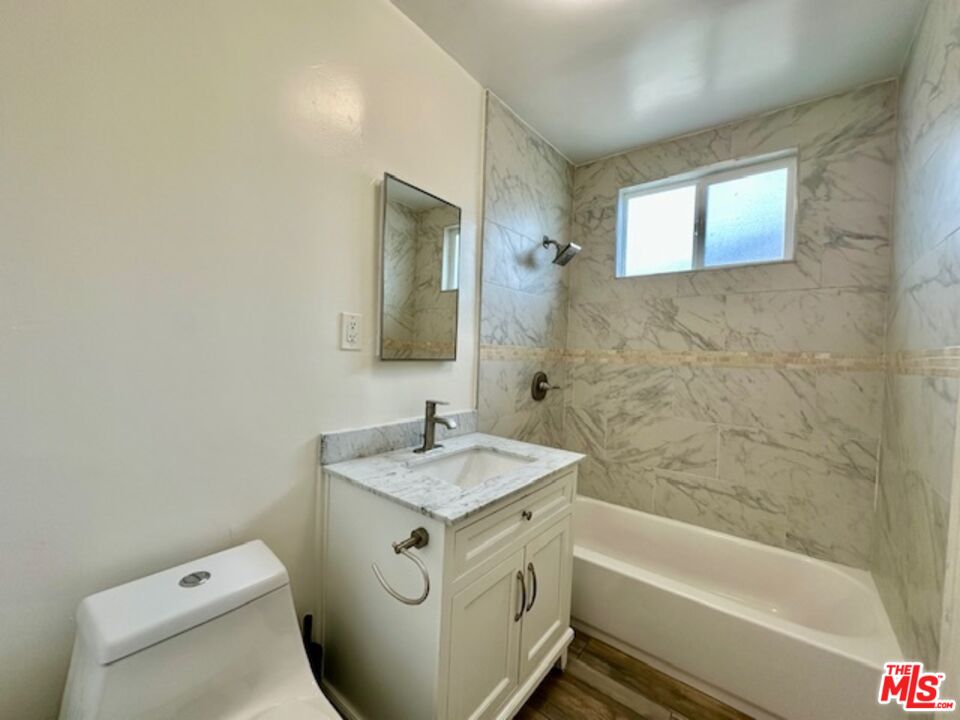 1114 S Sherbourne Dr Unit: 4