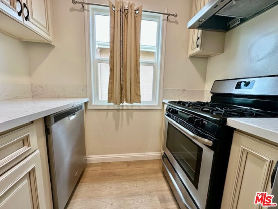 1114 S Sherbourne Dr Unit: 4