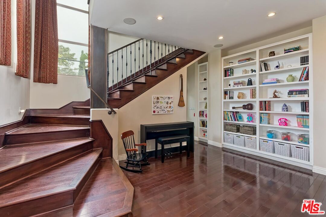 2700 Midvale Ave